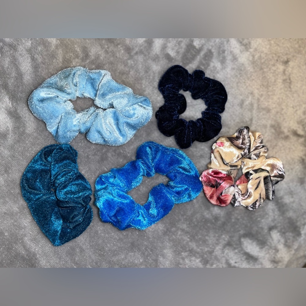 NWOT Hair Scrunchie Set